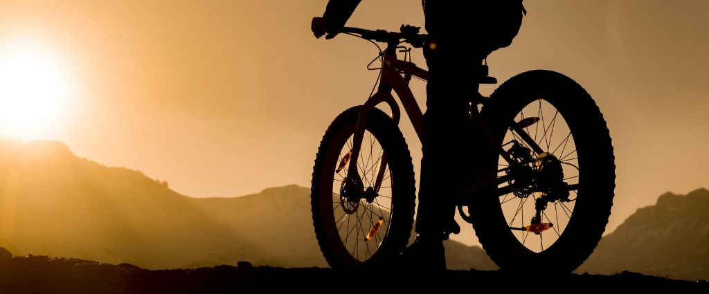 Czym jest Fatbike i kiedy się sprawdzi? Poznaj dwukołowe monstrum do zadań specjalnych!
