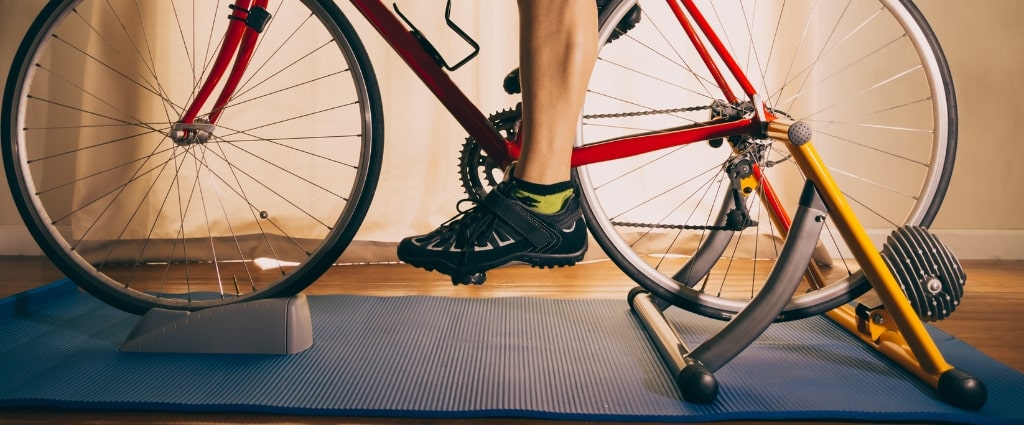 Dlaczego mata pod trenażer to must-have każdego cyklisty?