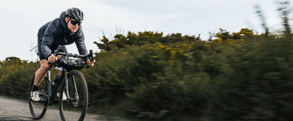 Rower crossowy a trekkingowy – jakie są różnice? Porównanie i propozycje modeli