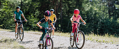 Dziecko na rowerze przed czy za rodzicem? Poznaj zasady