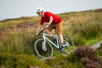 Gravel z prostą kierownicą — czy to ma sens?