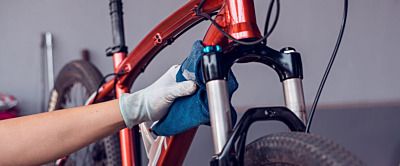 Jak smarować amortyzator w rowerze? Zabezpiecz tę część przed wytarciem