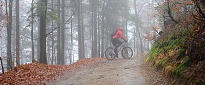 Jak się ubrać na rower jesienią?