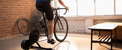 Jazda rowerem zimą nie musi być wyzwaniem! Poznaj polecane modele trenażerów