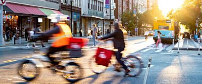 Przejazd rowerem przez pasy – czy możesz to robić? Jak się zachowywać na drodze?