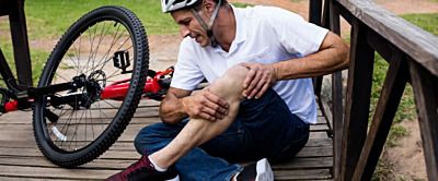 Stłuczone kolano podczas jazdy na rowerze – jak sobie poradzić?