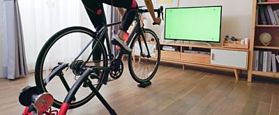 Trenażer czy rower stacjonarny – co wybrać?