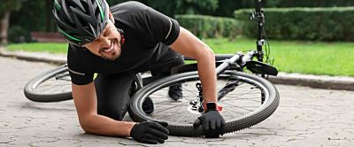 Zwichnięcie stawu barkowo-obojczykowego na rowerze – co to?