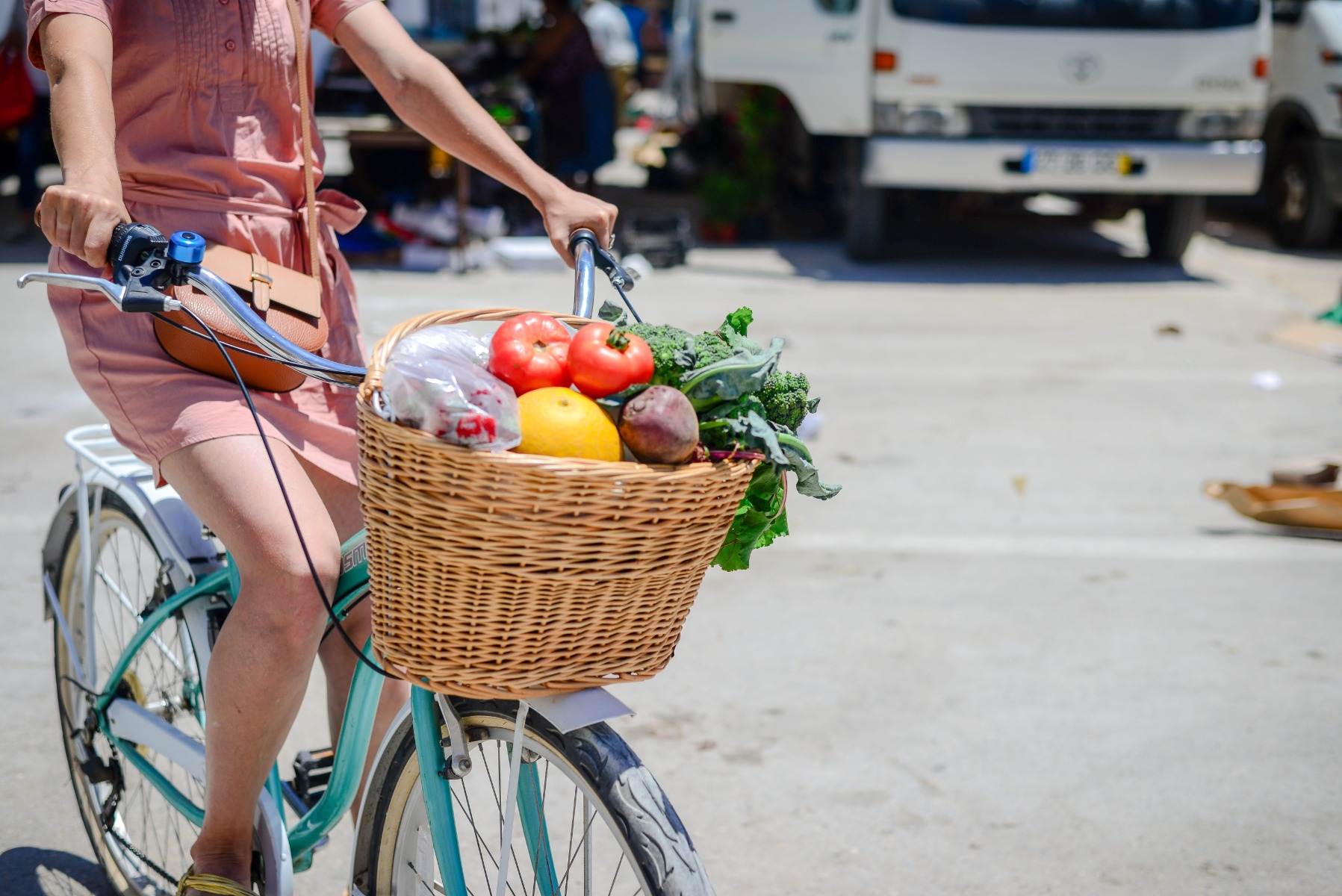 Dieta wegańska – kobieta na rowerze wraca z zakupów