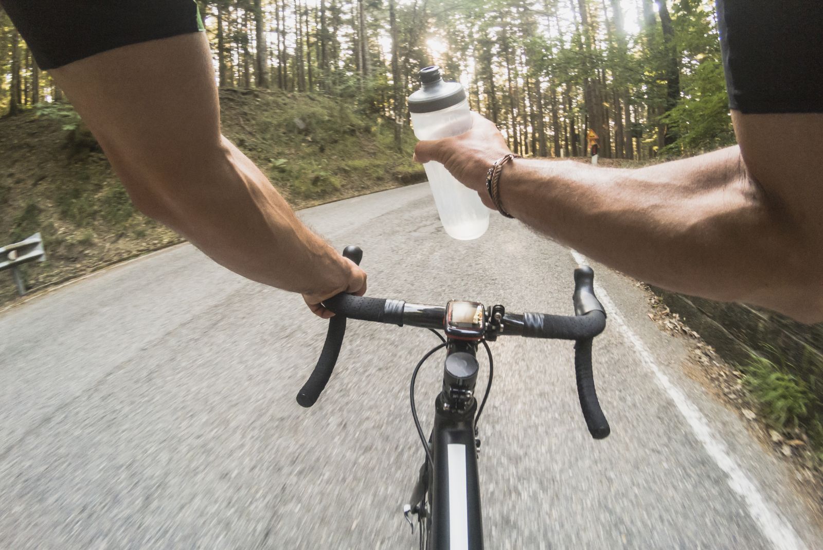 Jak zamontować bidon do roweru? Widok z pierwszej osoby podczas jazdy na rowerze