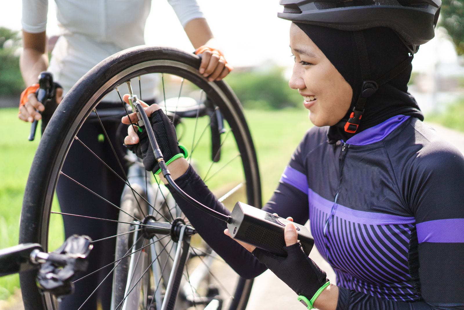 Jaką pompkę elektryczną do roweru kupić? Niezawodne pompki elektryczne