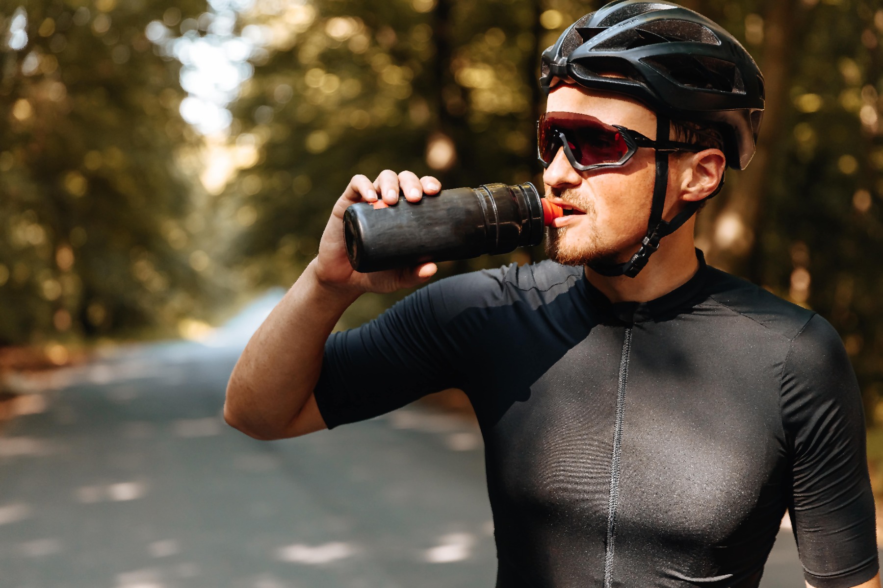 rowerzysta pije wodę nawodnienie organizmu